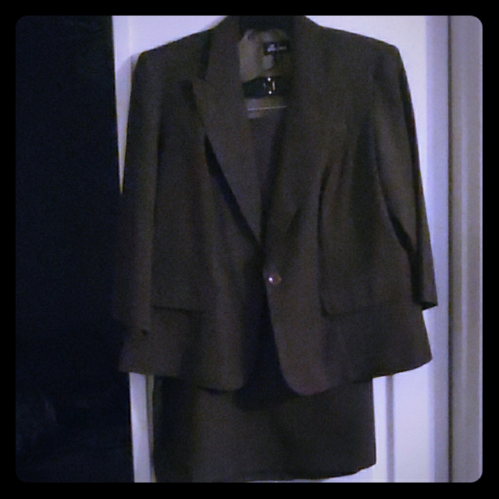 Skirt suit